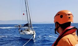 Bodrum açıklarında sürüklenen 2 teknedeki 9 kişi kurtarıldı