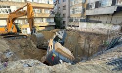 Bayrampaşa'da inşaat alanındaki iş makinesi toprak kayması sonucu devrildi