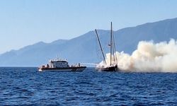 Bodrum'da yangın çıkan tekne sulara gömüldü