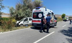 Kayseri'de iki hafif ticari aracın karıştığı kazada 1 kişi öldü, 8 kişi yaralandı