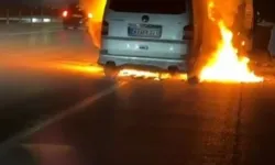 Arızalanan minibüs alevlere teslim oldu