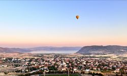 Burdur'da sıcak hava balonları Salda Gölü manzarası eşliğinde havalandı