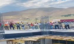 Düğün salonunda çalan müziğe dayanamayan işçiler eşlik etti