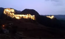Eski Kahta Kalesi Gece Görüntüsüyle Hayran Bırakıyor