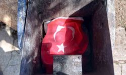 Şanlıurfalı işçinin bayrak hassasiyeti takdir topladı