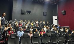 Depremzede ve emniyet personeli çocuklarına sinema etkinliği
