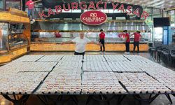 Adanalı kebapçı, yüzlerce aşure dağıttı