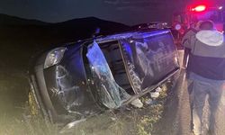 Kars'ta refüje çarparak devrilen otomobildeki 1 kişi öldü, 4 kişi yaralandı