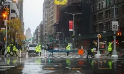 New York Metrosunu Sel Bastı Yolcular Panikle Tahliye Edildi