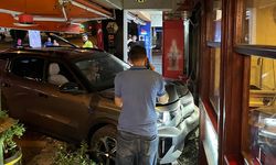 Gazla freni karıştıran sürücü aracıyla pastaneye daldı