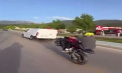 Plakasız motosikletle akrobasi hareketi yapan sürücüye para cezası
