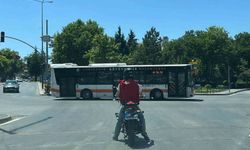 Plakasını bez ile gizleyen motosiklet sürücüsü kırmızı ışıkta geçti