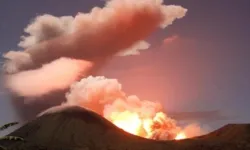 Japonya’da Şinmoe Yanardağı Patladı: Küller 5 Bin Metreye Yükseldi