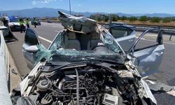TEM’de bariyere çarpan otomobilin tavanı koptu: 4 yaralı