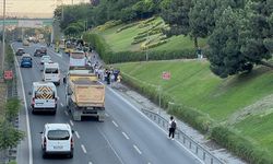 Eyüpsultan'da kaza yapan hafriyat kamyonu trafik yoğunluğuna neden oldu