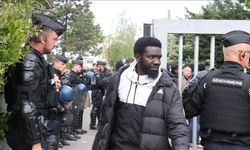 İngiltere ve Fransa, göçmen kaçakçılığıyla mücadelede yeni caydırıcı önlemler arayışında
