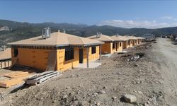 Hatay'da kırsal deprem konutlarının yapımı sürüyor