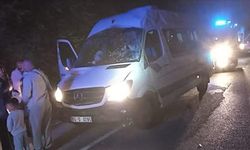 Tokat'ta düğüne gidenlerin bulunduğu minibüs istinat duvarına çarptı, 13 kişi yaralandı