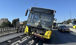 Fatih'te seyir halindeki İETT otobüsü çelik bariyerlerde asılı kaldı