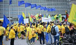 Çiftçiler AB kurumları önünde protesto düzenledi