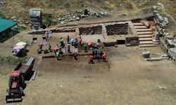 Patara'nın simgesi kent kapısı çevresindeki stoa ve dükkanlar gün yüzüne çıkarılıyor