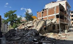 Esenyurt'ta yıkım sırasında kepçenin temas ettiği binanın çökmesi görüntülendi