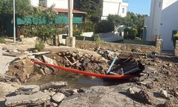 Bodrum’da ana su isale hattı patladı, yol çöktü