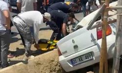 Arsuz’da orta refüje devrilen otomobilin sürücüsü yaralandı