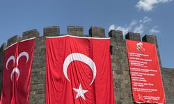 Diyarbakır Surlarına 3 Hilalli Sancak Asıldı
