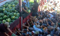 Tokatlı genç, dedesinin hayrına tonlarca karpuz dağıttı
