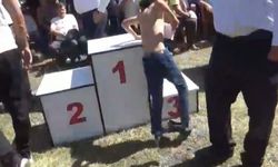 Hareketiyle gönülleri fethetti: Yayla bayramında güreşte birinci olan minik sporcu kürsüye çıktı ayakkabısını çıkardı