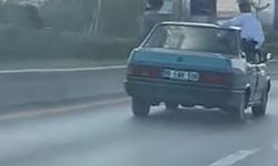 Seyir halindeki araçtan sarkarak hayatlarını hiçe saydılar