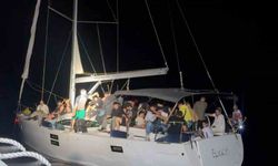 Sürüklenen yelkenli teknedeki 78 düzensiz göçmen kurtarıldı