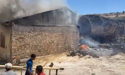 750 yıllık kervansaray alevlere teslim oldu: 2 kişi yaralandı