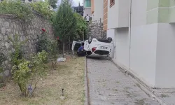 Hafif ticari araca çarpıp apartman bahçesine düştü