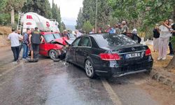 Mercedes ile Tofaş otomobil çarpıştı: 1 ölü, 4 yaralı