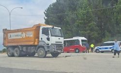 Kamyon ile minibüs çarpıştı 4 kişi yaralandı