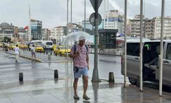 İstanbul’da yağmur etkili oldu: Taksim Meydanı ve çevresinde bazı vatandaşlar şemsiye açtı