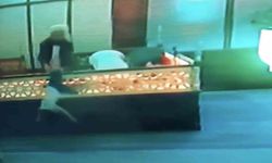 Namazını bozan imam 1 metre yüksekten düşen çocuğu havada yakaladı