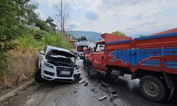 Sakarya’da kamyonet ile cip çarpıştı: 4’ü çocuk 5 yaralı