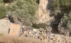 Hakkari’de kamyon uçuruma yuvarlandı: 1 ölü