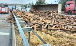 Amasya’da tomruk yüklü tır devrildi: 1 yaralı