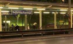 Metro istasyonunda tek teker üzerinde bisiklet sürdü