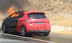 Diyarbakır’da seyir halindeki otomobil alevlere teslim oldu