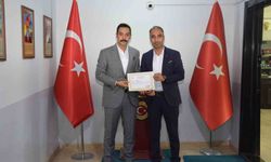 Kaymakam Uzun’dan yavru kediyi kurtarıp annesine kavuşturan öğretmene başarı belgesi