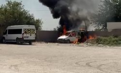 Mardin’de park halindeki araç alev topuna döndü