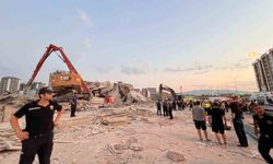 Kahramanmaraş’ta bina yıkımı sırasında iş makinası operatörü göçük altında kaldı