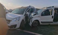 Bingöl’de iki hafif ticari araç çarpıştı: 11 yaralı
