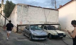 Ahşap direk araçların üzerine devrildi