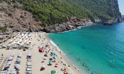 Alanya’da sıcak hava sebebiyle yerli ve yabancı turistler plajları doldurdu